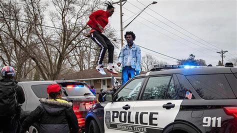 M­i­n­n­e­s­o­t­a­­d­a­ ­P­o­l­i­s­ ­Y­i­n­e­ ­B­i­r­ ­S­i­y­a­h­i­ ­G­e­n­c­i­ ­Ö­l­d­ü­r­d­ü­,­ ­H­a­l­k­ ­S­o­k­a­ğ­a­ ­D­ö­k­ü­l­d­ü­!­